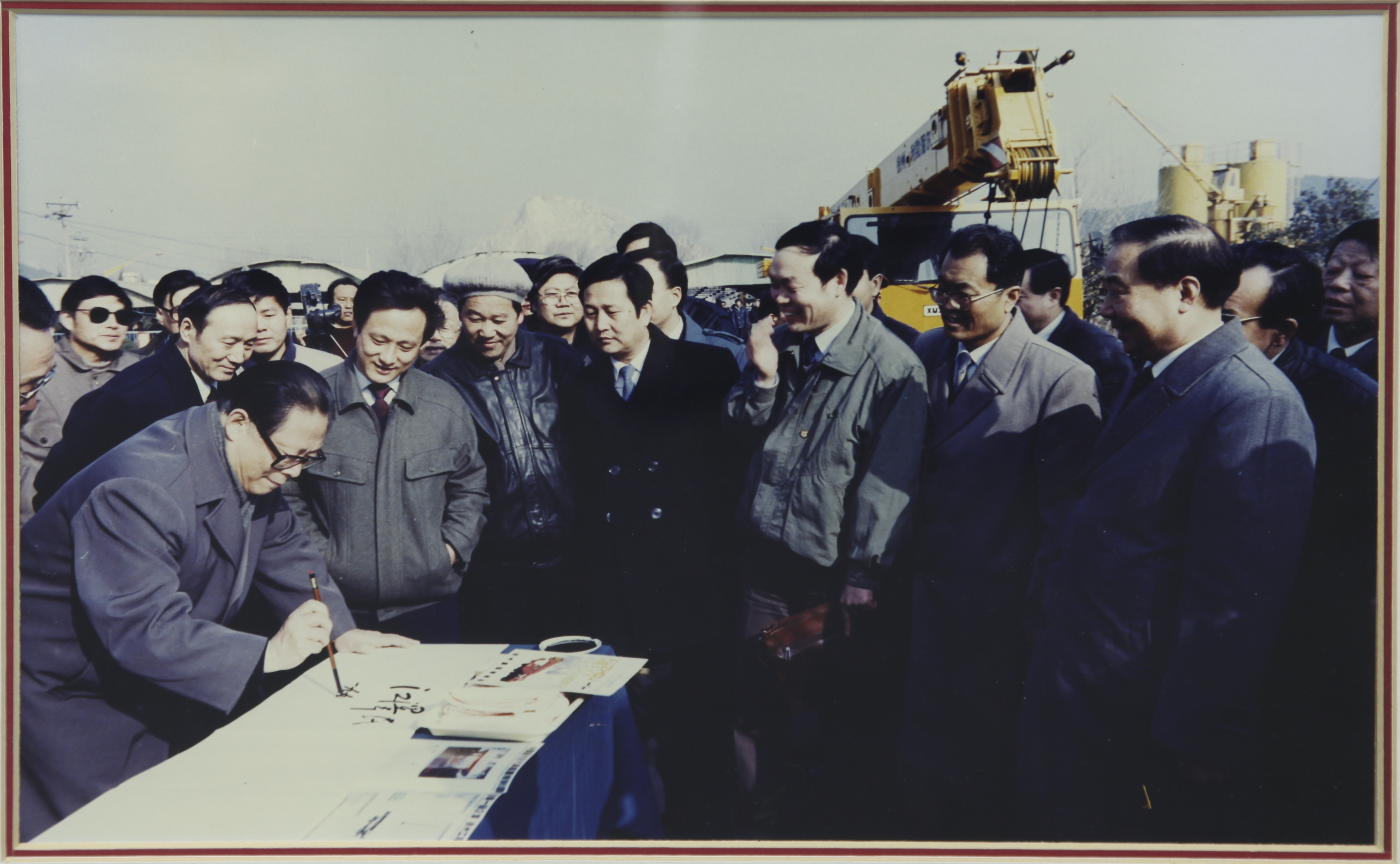 江泽民同志视察必发集团并题名勉励