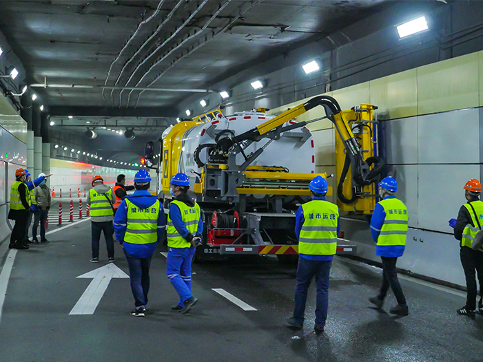 必发墙面洗濯车在上海打浦路隧道作业