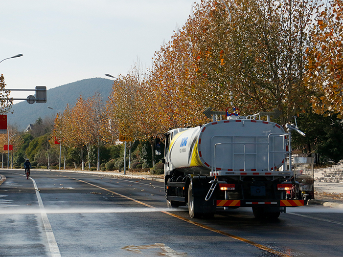 必发洒水车在徐州珠山路洒水作业