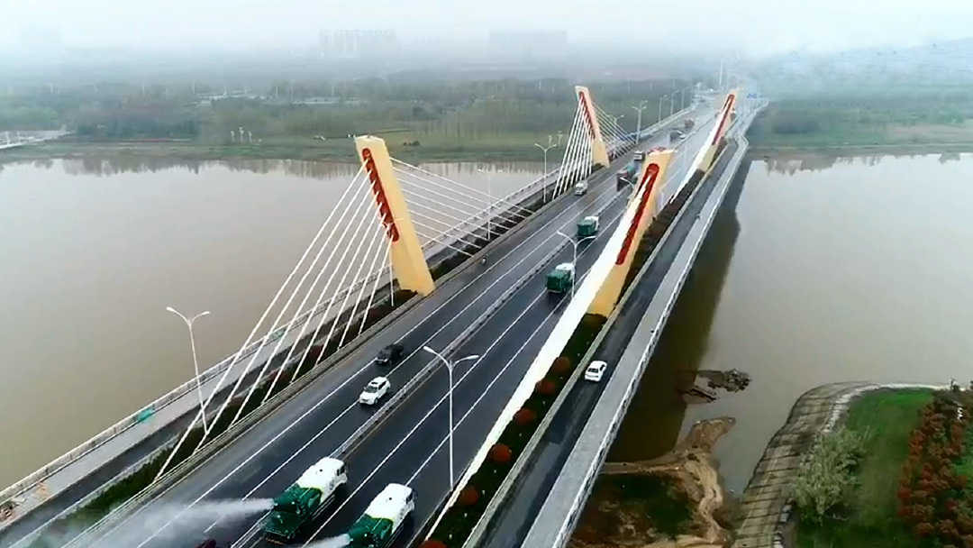 必发环卫装备在六安赤壁路大桥作业