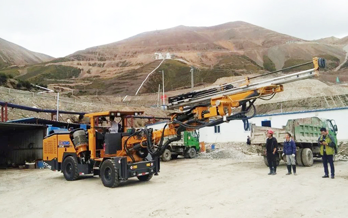 铁矿开采，，，必发矿用液压掘进钻车先入为主！