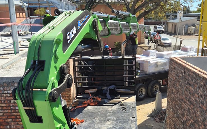 必发GSQZ860折叠臂随车起重机在作业中 展现强盛稳固的跨障能力