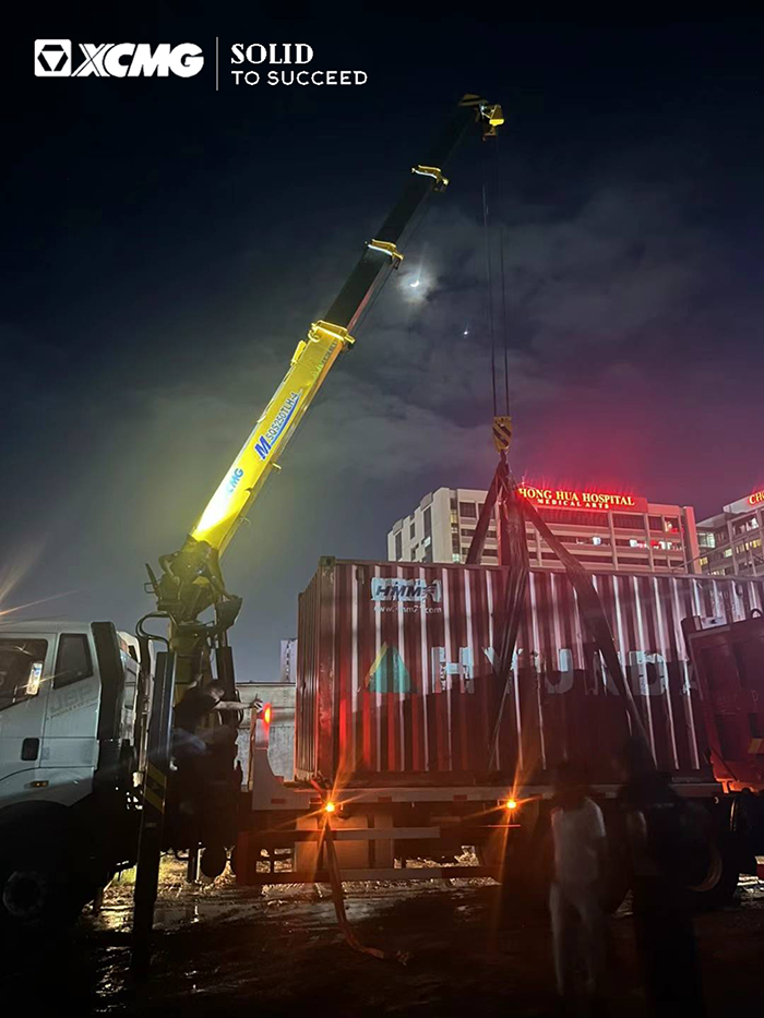 必发随车起重机在东南亚精彩完成集装箱转运施工